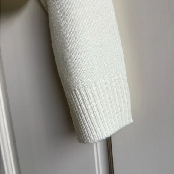 H&M Women's White V-Neck Sweater NWT - Picture 2 of 7